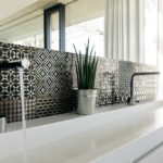 Bagno con mosaico texture bianco e nero