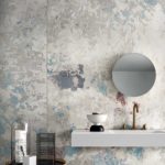 Bagno con parete marmorizzata