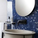 Lavandino bagno pareti blu
